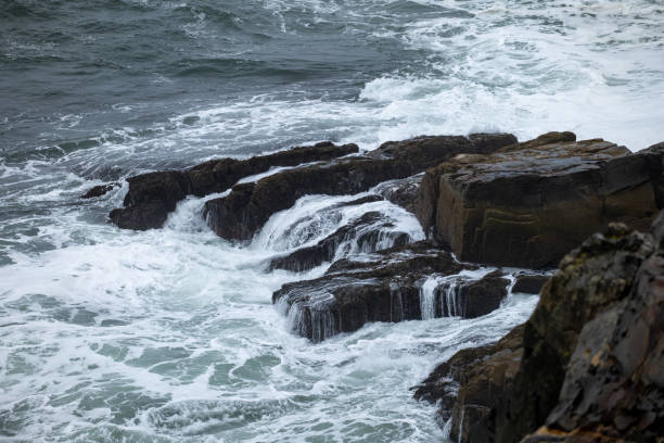 メイン州の海岸線に打ち寄せる大西洋の波 - maine lighthouse rock sea ストックフォトと画像