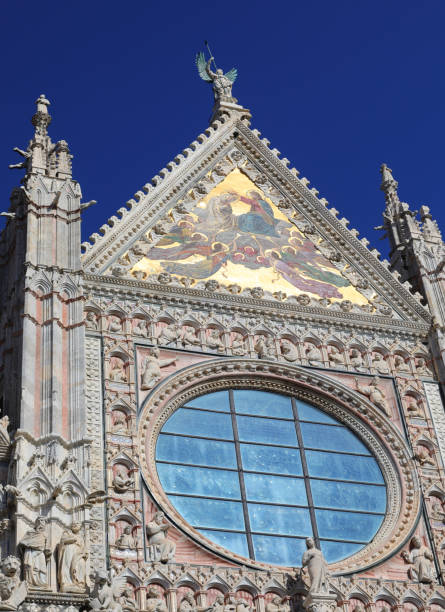 detail der fassade des doms von siena in italien - rose window window church built structure stock-fotos und bilder