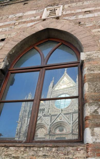 reflexion auf dem fenster der fassade des doms von siena in italien - rose window window church built structure stock-fotos und bilder