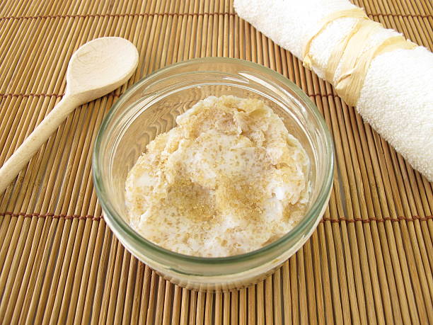 Homemade body peeling with coconut oil and raw cane sugar Homemade body peeling with coconut oil and raw cane sugar - Selbstgemachtes Körperpeeling mit Kokosöl und Rohrohrzucker palmin photos stock pictures, royalty-free photos & images