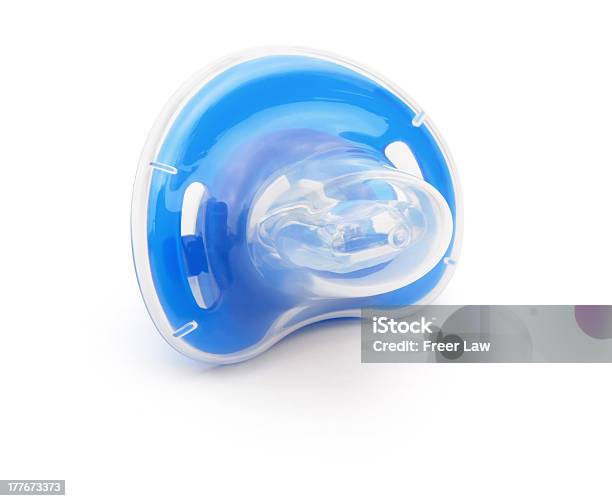 Blue Pacifiers Und Abdeckung Mit Clipping Path Stockfoto und mehr Bilder von Ausrüstung und Geräte - Ausrüstung und Geräte, Bettdecke, Blau