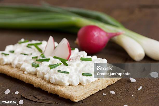 Knäckebrot Mit Frischkäse - Fotografie stock e altre immagini di Fiocchi di formaggio - Fiocchi di formaggio, Pane croccante, Formaggio spalmabile