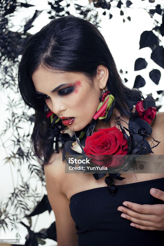 Mujer de belleza con maquillaje y joyas de rosas - Foto de stock de 20-24 años libre de derechos