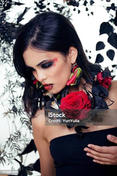 Mujer De Belleza Con Maquillaje Y Joyas De Rosas Foto de stock y más banco de imágenes de 20-24 años - 20-24 años, Actuación - Espectáculo, Adulto