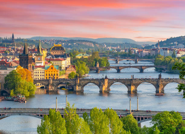 panorama panoramico di praga con ponti sulla moldava al tramonto, repubblica ceca - charles bridge foto e immagini stock