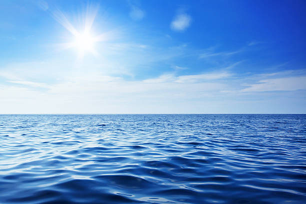 bellissimo cielo e mare blu - horizon over water horizontal surface level viewpoint foto e immagini stock
