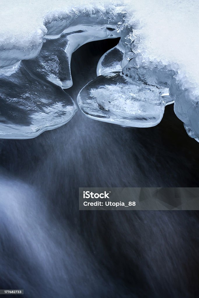 Gráfico detalle de hielo en agua que fluye - Foto de stock de Abstracto libre de derechos