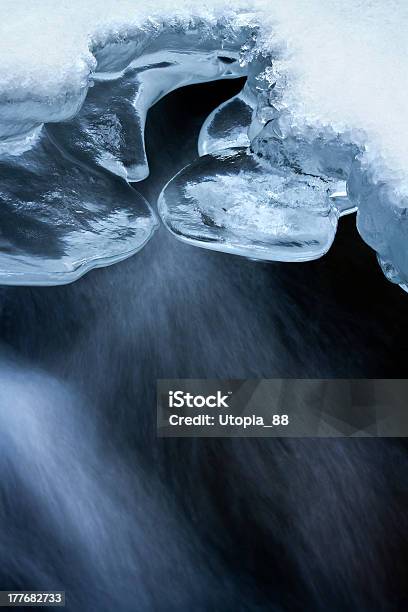 Gráfico Detalle De Hielo En Agua Que Fluye Foto de stock y más banco de imágenes de Abstracto - Abstracto, Agua, Cascada de hielo