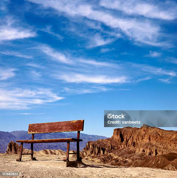 Photo libre de droit de Vide Banc Sur Une Colline banque d'images et plus d'images libres de droit de Abstrait - Abstrait, Banc, Beauté de la nature