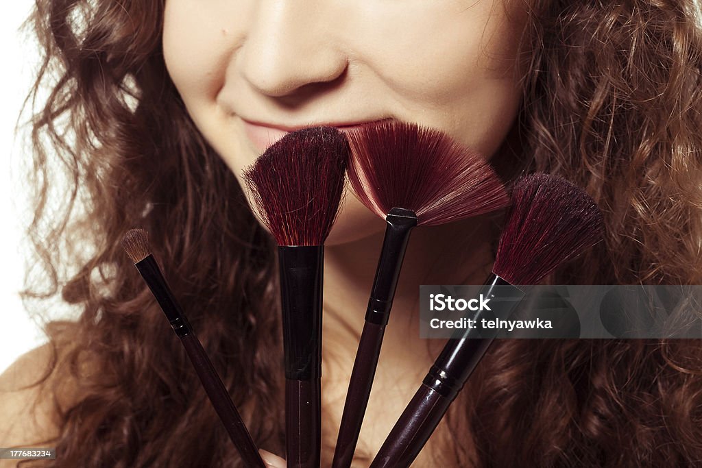 Lächelnde Frau mit make up tools - Lizenzfrei Attraktive Frau Stock-Foto