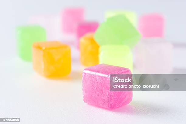 Gominola En Forma De Cubo Foto de stock y más banco de imágenes de Alimento - Alimento, Amarillo - Color, Caramelo duro