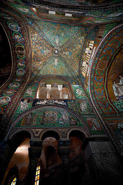 mosaïque vert plafond de la basilique de san vitale, ravenna - cathedral gothic style indoors church photos et images de collection