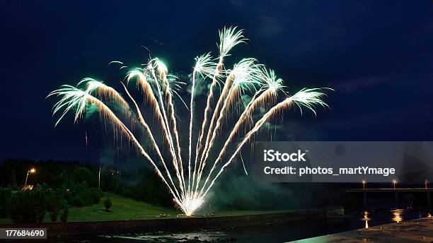 Das Feuerwerk Stockfoto und mehr Bilder von Anzünden - Anzünden, Erdreich, Explodieren