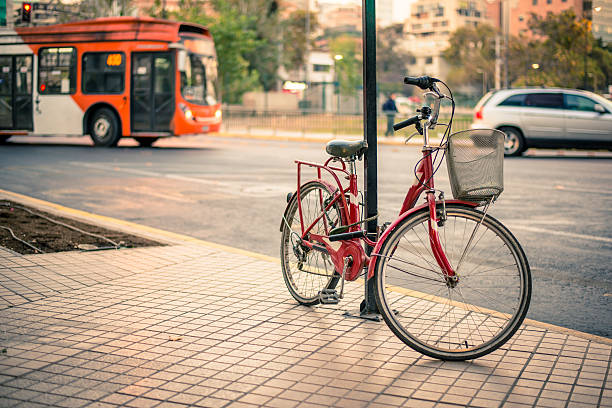 fahrrad gegen den öffentlichen verkehrsmitteln - rusty city life metal rust stock-fotos und bilder