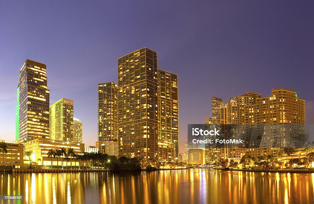 Cidade de Miami Florida, noite skyline panorama de - Royalty-free Anoitecer Foto de stock