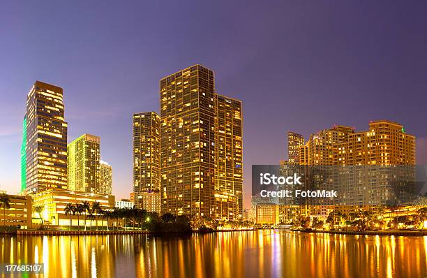 Cidade De Miami Florida Noite Skyline Panorama De - Fotografias de stock e mais imagens de Anoitecer - Anoitecer, Ao Ar Livre, Apartamento