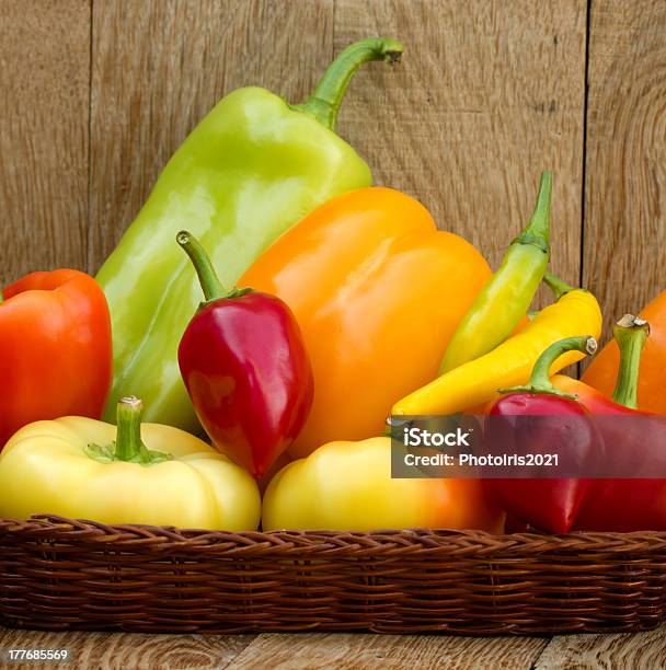 Pimientos Multicolored Foto de stock y más banco de imágenes de Agricultura - Agricultura, Alimento, Amarillo - Color