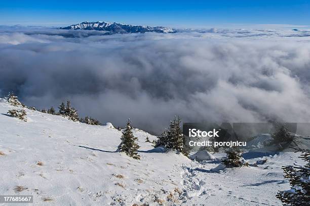 Paisagem De Montanha De Inverno - Fotografias de stock e mais imagens de Ao Ar Livre - Ao Ar Livre, Azul, Beleza natural