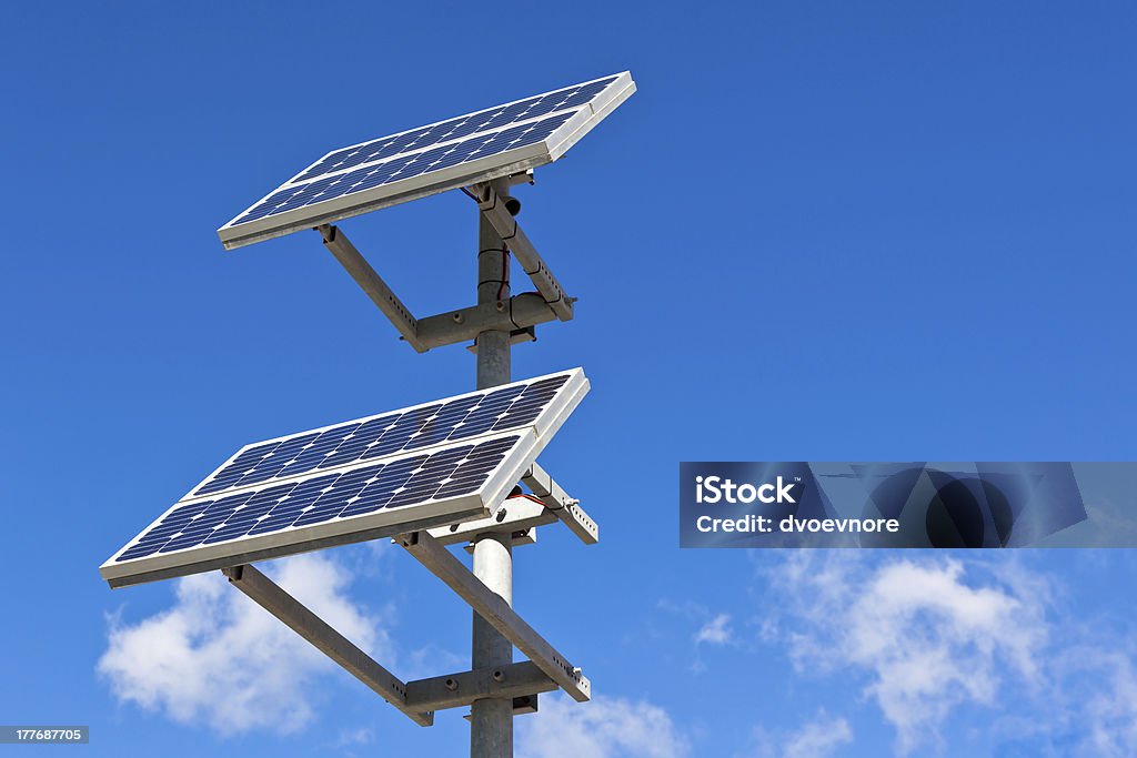 Solarzellen auf strahlend blauem Himmel Hintergrund - Lizenzfrei Ausrüstung und Geräte Stock-Foto