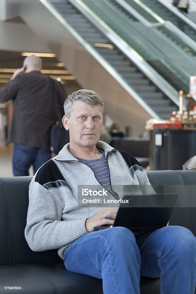 Viajante masculino com o laptop usa uma rede Wi-Fi - Royalty-free Adulto Foto de stock