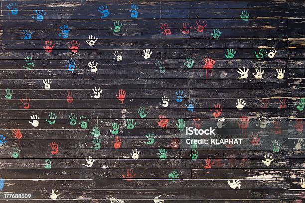 하위 Handprints 담-경계에 대한 스톡 사진 및 기타 이미지 - 담-경계, 손자국, 검은색