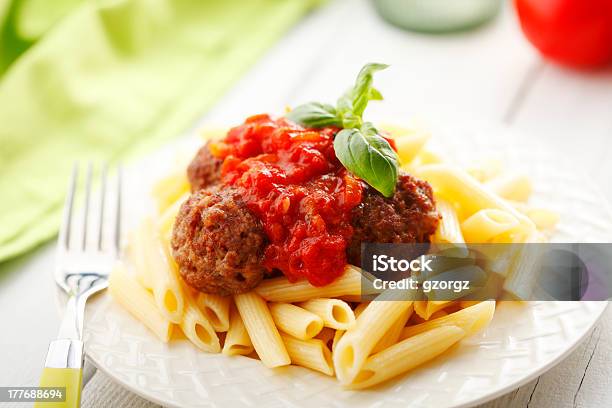 Photo libre de droit de Italienne Des Boulettes De Viande Et De Pâtes Penne À La Sauce Tomate banque d'images et plus d'images libres de droit de Boulette de viande