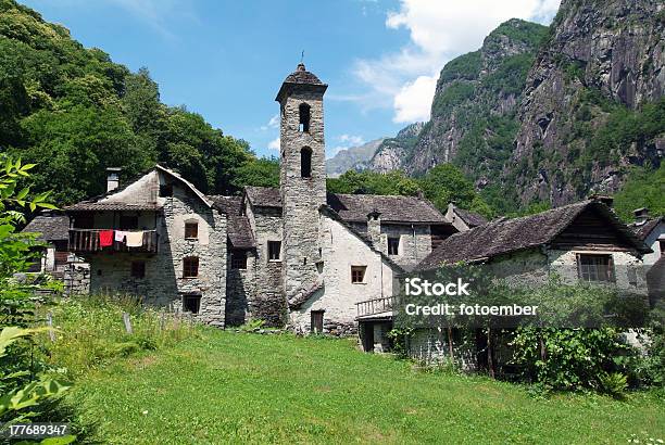 El Pueblo Rural De Foroglio En Bavona Valley Foto de stock y más banco de imágenes de Aire libre - Aire libre, Alpes Europeos, Alpes suizos