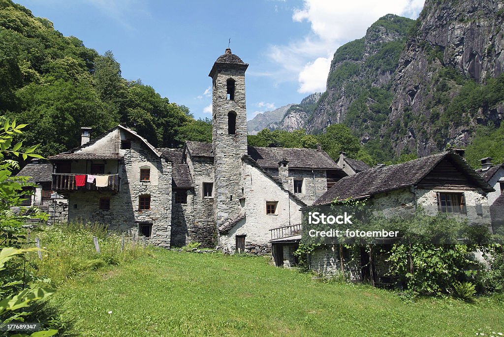 Il villaggio rurale di Foroglio su Bavona valley - Foto stock royalty-free di Alpi