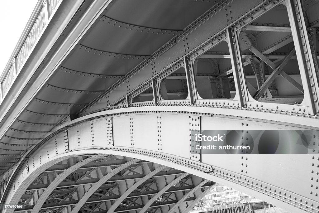 Puente de hierro - Foto de stock de Blanco y negro libre de derechos