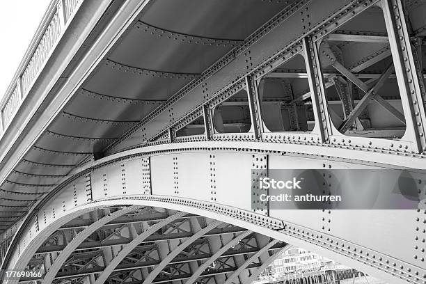 Puente De Hierro Foto de stock y más banco de imágenes de Blanco y negro - Blanco y negro, Fotografía - Imágenes, Hierro