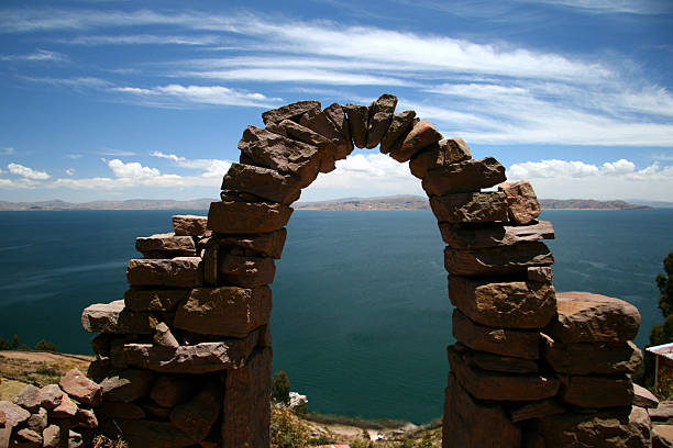 Arc portas na Ilha Taquile, Peru - foto de acervo