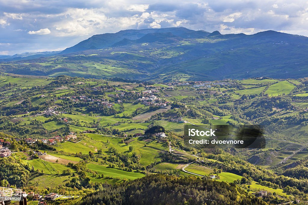 Vista de las montañas de los alrededores de Titano en italiano - Foto de stock de Aire libre libre de derechos