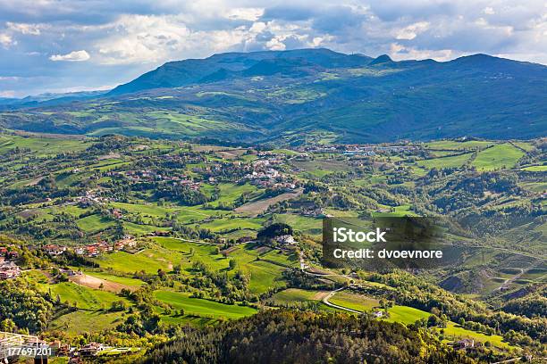 Vista De Las Montañas De Los Alrededores De Titano En Italiano Foto de stock y más banco de imágenes de Aire libre