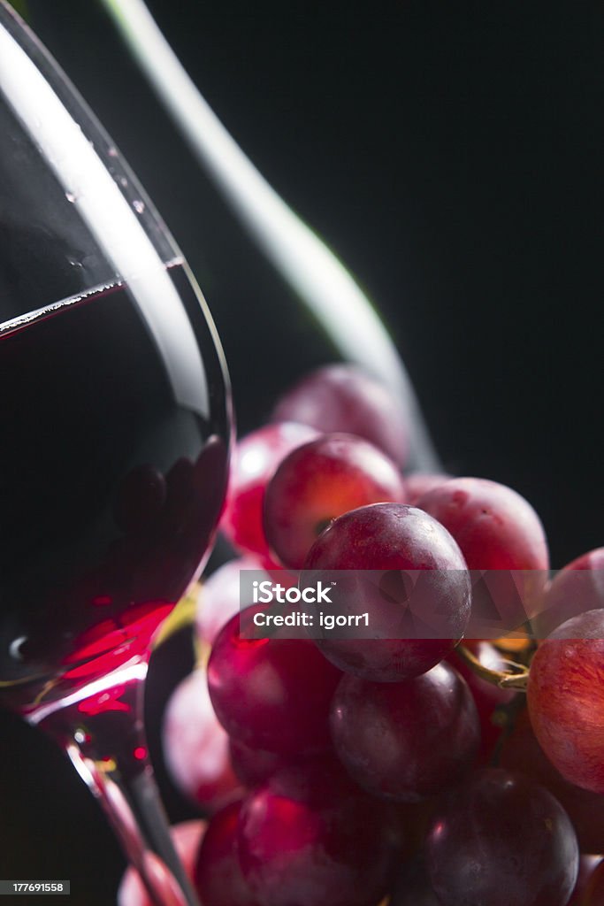 ブドウ、赤ワイン・ガラス - アルコール飲料のロイヤリティフリーストックフォト