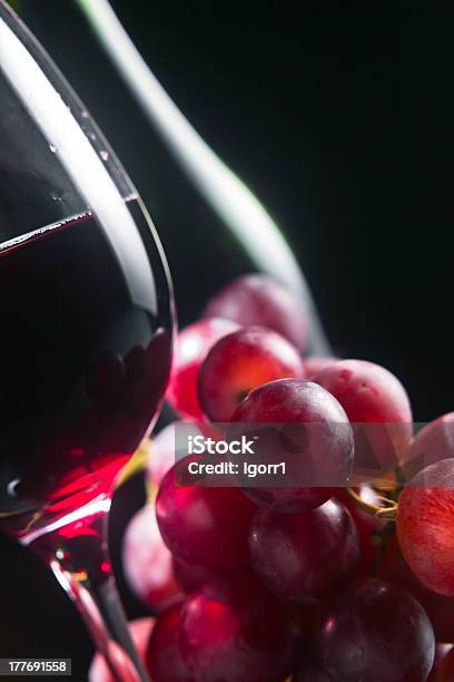 포도 및 유리컵 레드 와인 0명에 대한 스톡 사진 및 기타 이미지 - 0명, 검은색, 과일