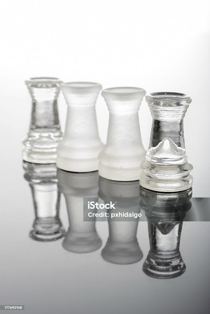 Scacchi di vetro trasparente towers - Foto stock royalty-free di Affari