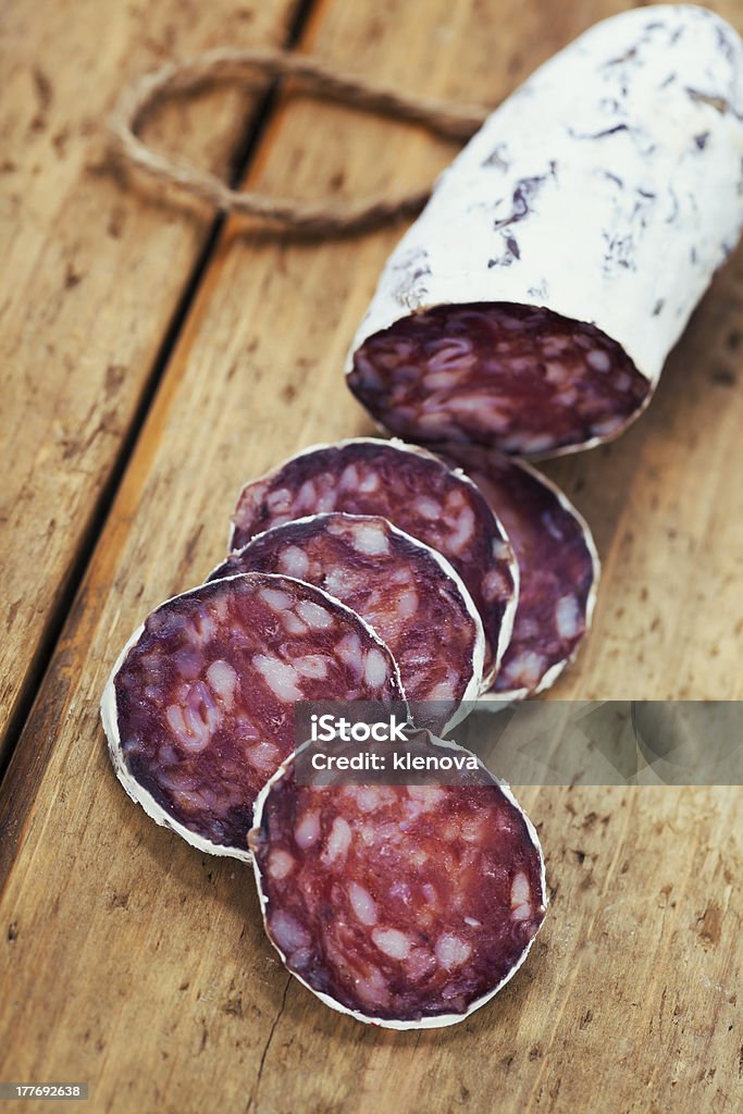 Tradicional de rodajas de carne salchichas Salame en tablero de madera - Foto de stock de Salami libre de derechos