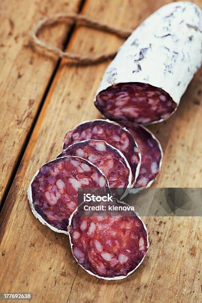 Tradicional De Rodajas De Carne Salchichas Salame En Tablero De Madera Foto de stock y más banco de imágenes de Salami