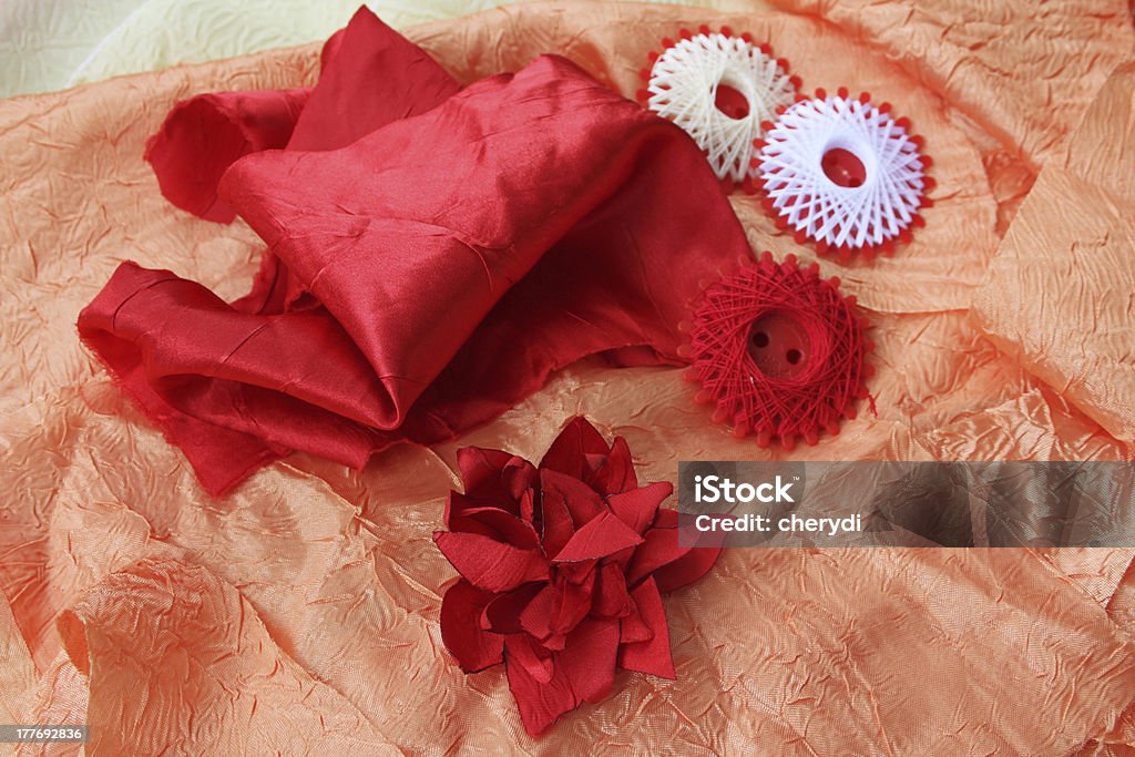Filettature e Fiore rosso - Foto stock royalty-free di Abbigliamento
