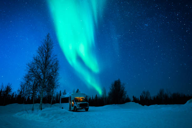 auroras boreales en los territorios del noroeste, canadá - yellowknife fotografías e imágenes de stock