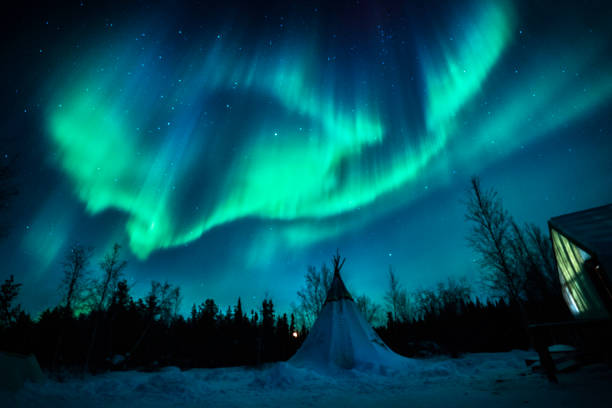 auroras boreales en los territorios del noroeste, canadá - yellowknife fotografías e imágenes de stock