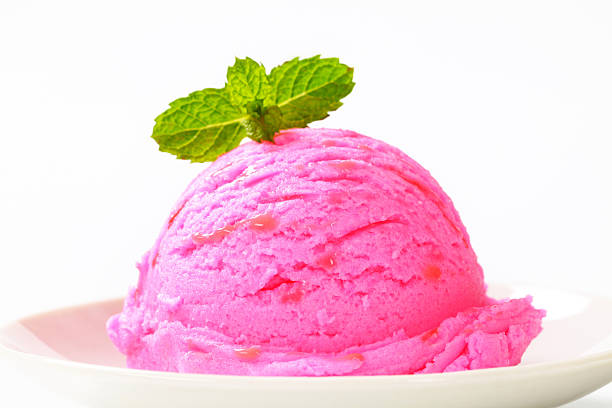 rosa cuchara de helado - ice cream raspberry ice cream fruit mint fotografías e imágenes de stock