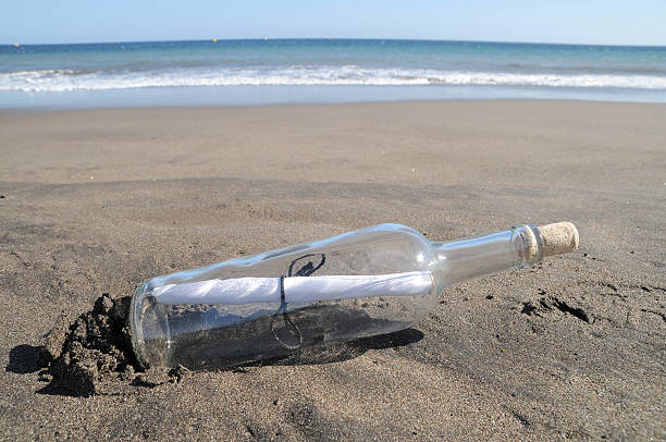 mensaje en una botella y playa solitaria - correspondence waving horizontal outdoors fotografías e imágenes de stock