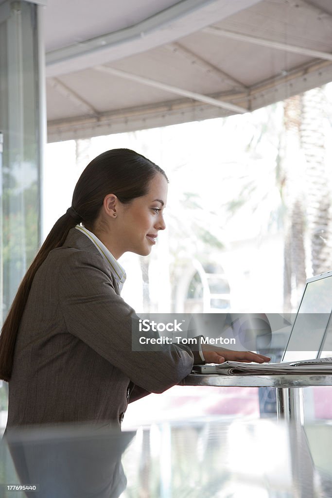 Mulher de negócios com o laptop no pátio ao ar livre - Foto de stock de 18-19 Anos royalty-free