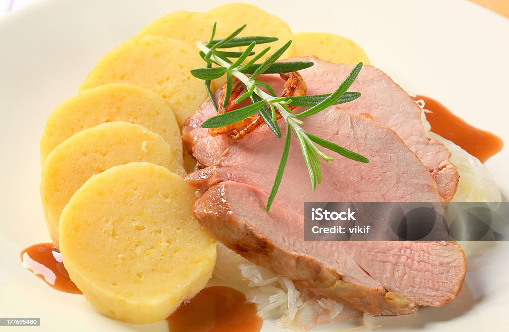 Teigtaschen mit Schweinefleisch mit Kartoffeln und Weißkohl - Lizenzfrei Bratengericht Stock-Foto