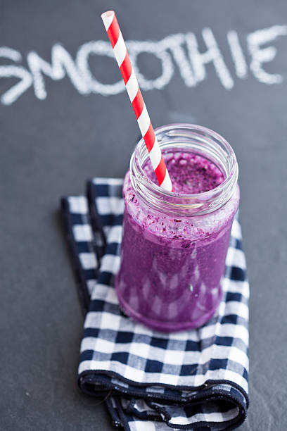smoothie jagodami - blueberry smoothie glass striped zdjęcia i obrazy z banku zdjęć