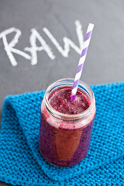 heidelbeer-smoothie - blueberry smoothie glass striped stock-fotos und bilder