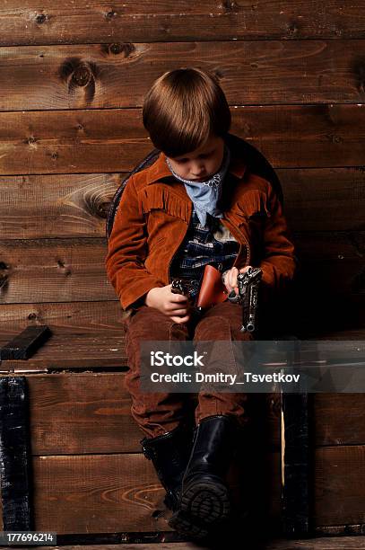 Photo libre de droit de Little De Cowboy banque d'images et plus d'images libres de droit de Arme à feu - Arme à feu, Armement, Assis