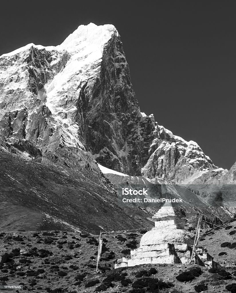 Noir blanc Tabuche Peak et vue sur le stûpa - Photo de Asie libre de droits