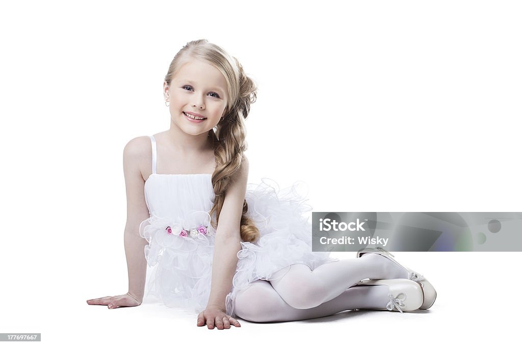 Menina bonita no vestido sentada no chão - Foto de stock de Alegria royalty-free